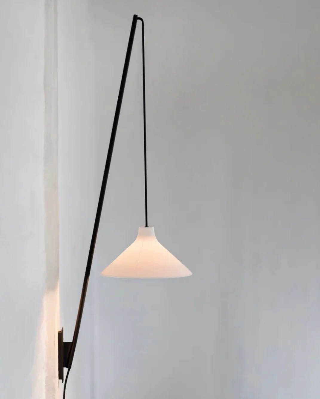 Muurlamp met porseleinen kap