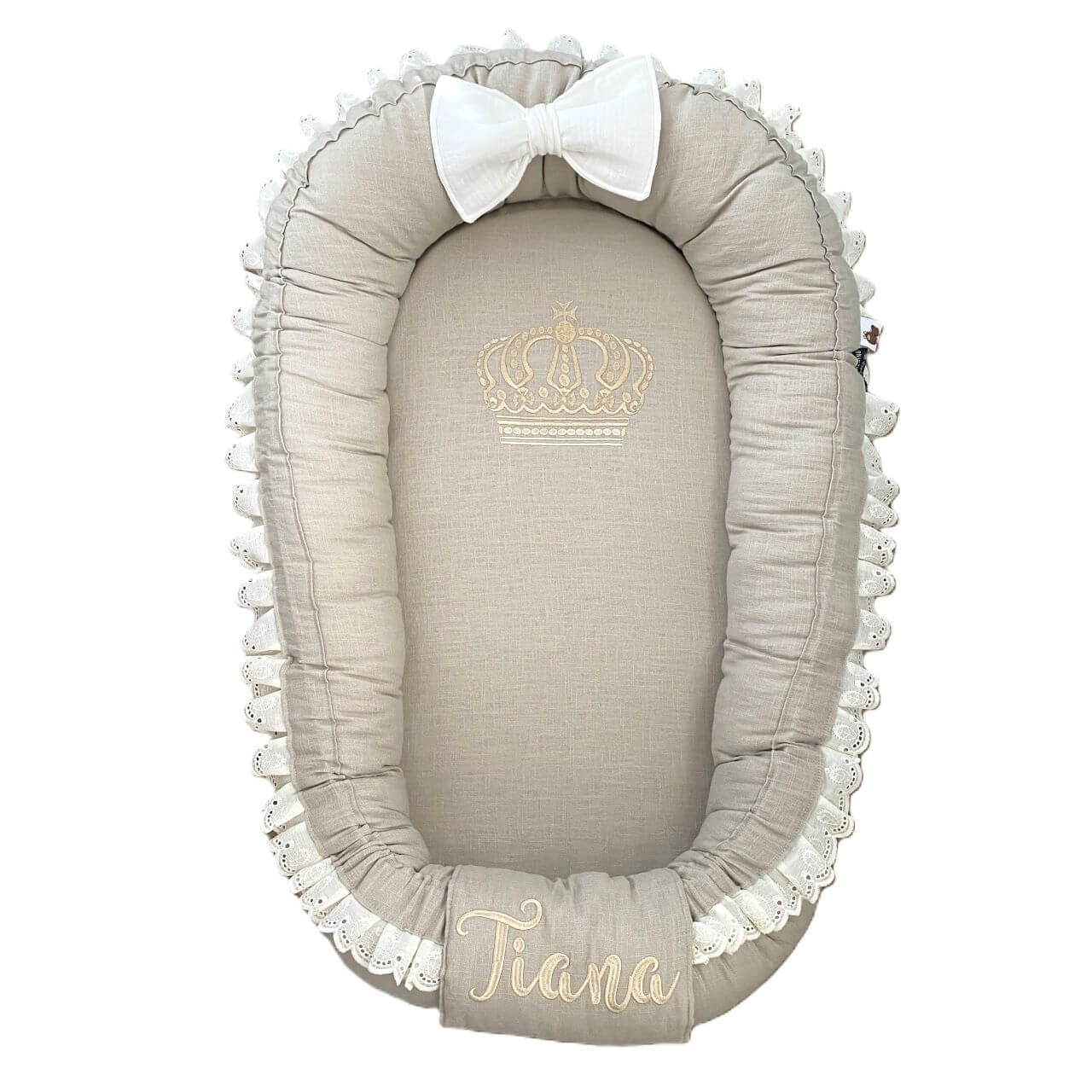 Babynestje Noella met naam en kroon in zand creme linnen broderie strik landelijk