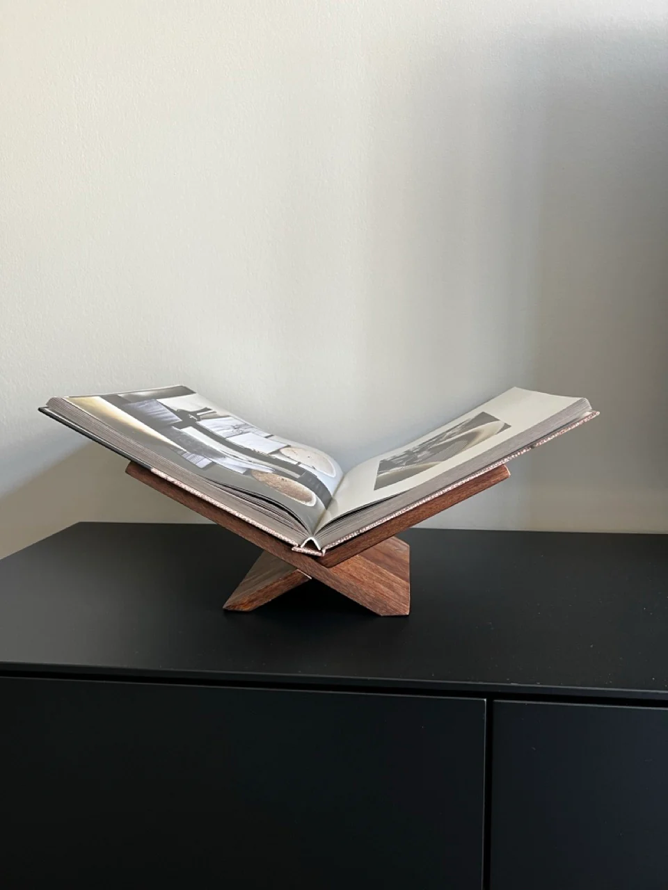 Boekenstandaard TONOSI – 36x25x15,5 cm – hout walnootbruin