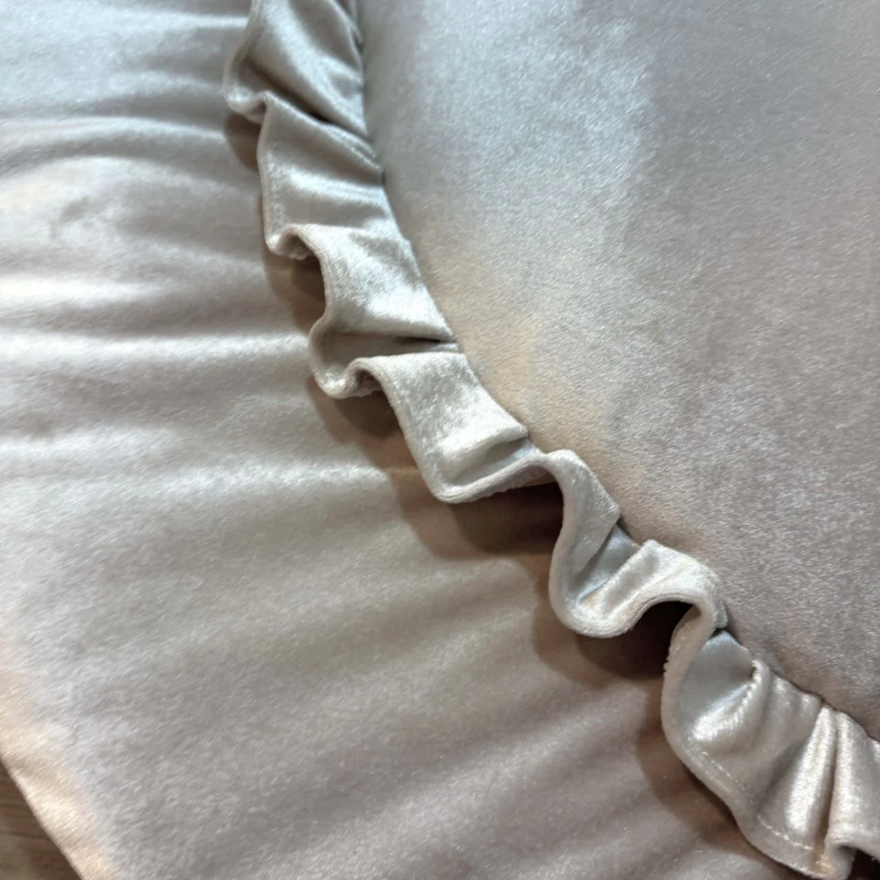 Boxkleed rond Velvet Ruffle in zand kleur - ruche - Luxury Velvet - Afbeelding 2