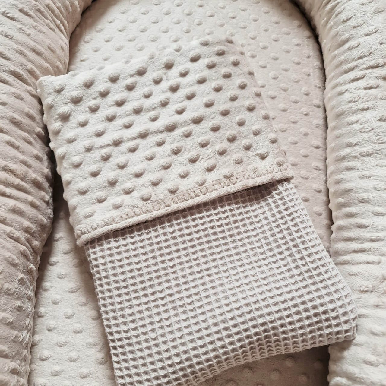 Babydekentje Hazel – zand – wafel – minky velours