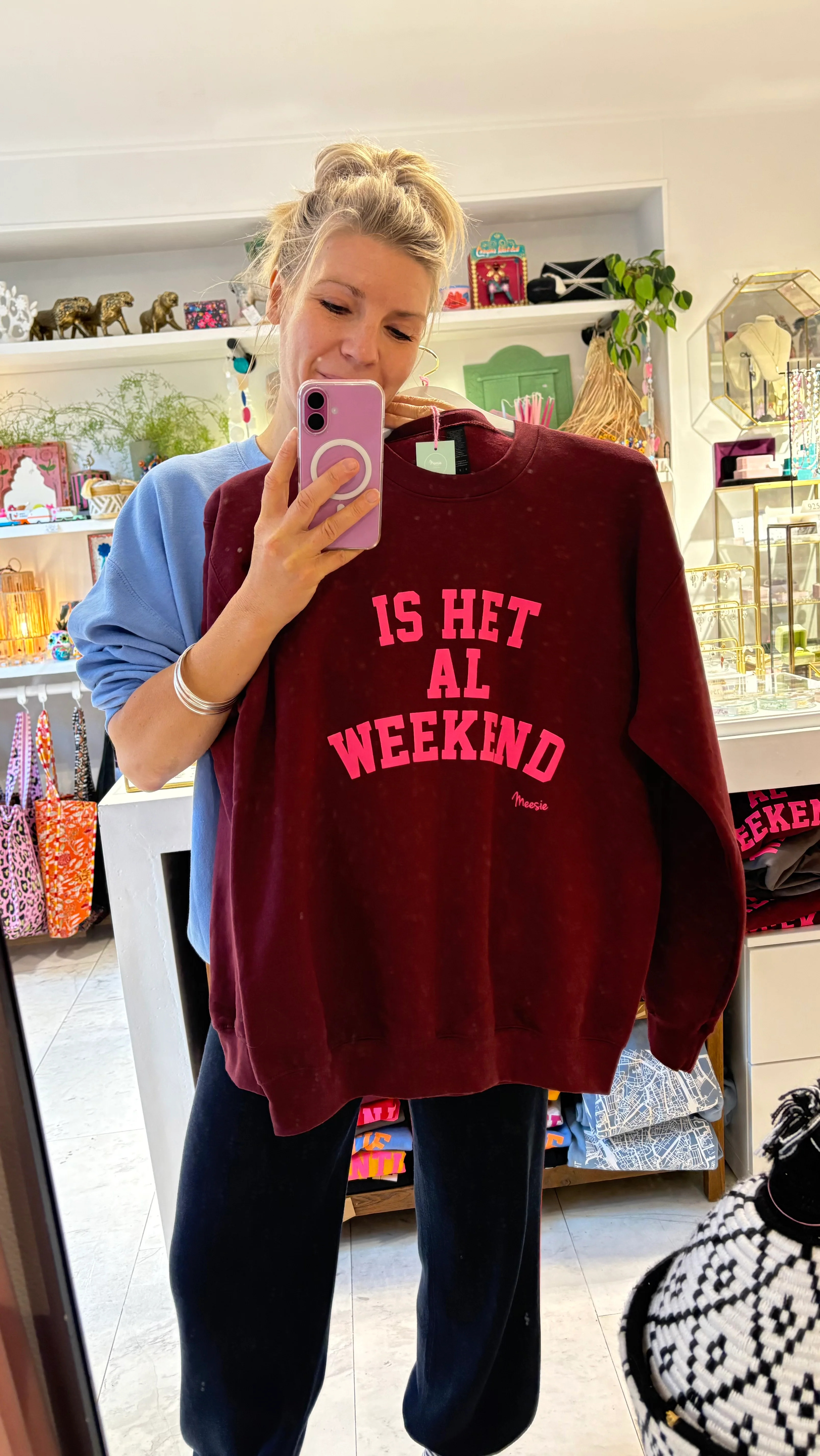 Trui: “Is het al weekend” Bordeaux met neon Roze