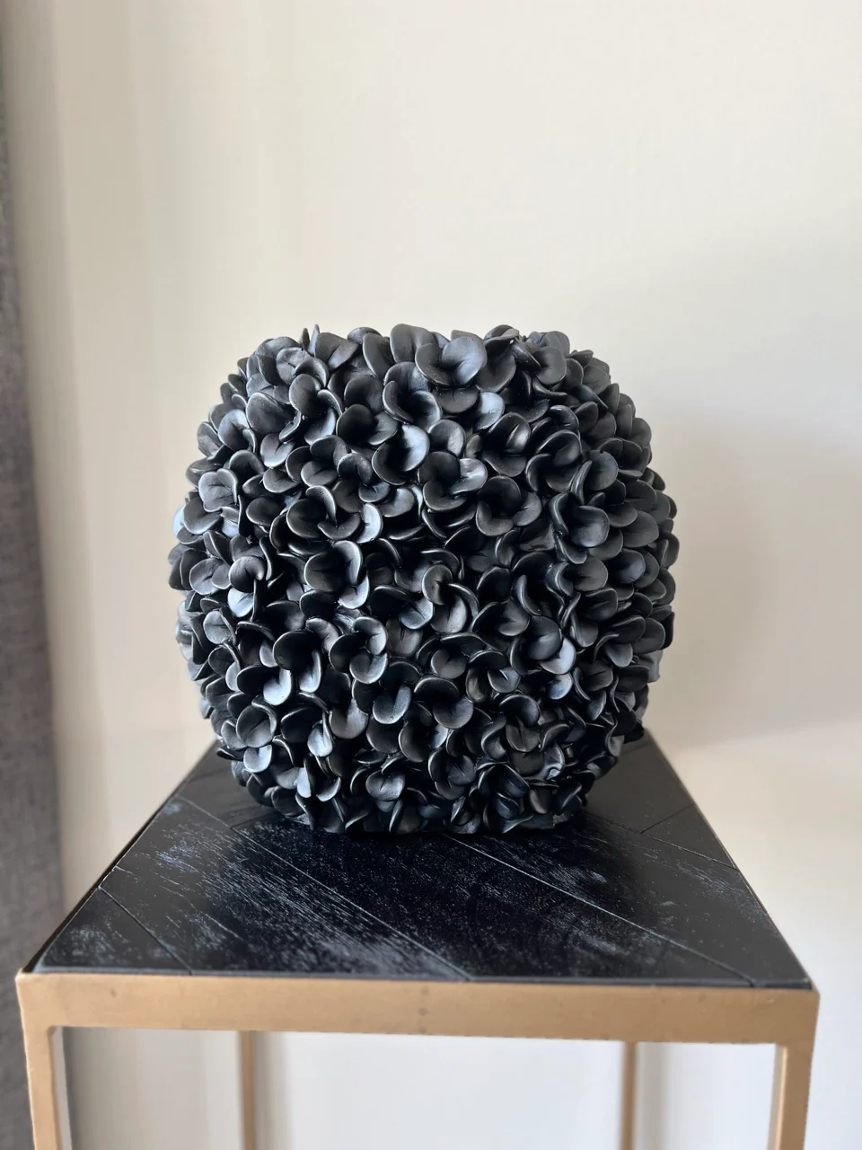 Gebloemde mat zwarte vaas PHYLIA – 31,5x17x28 cm