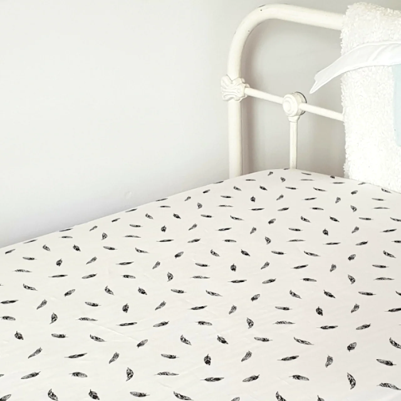 Hoeslaken Feathers – wit – zwart – veertjes – monochrome