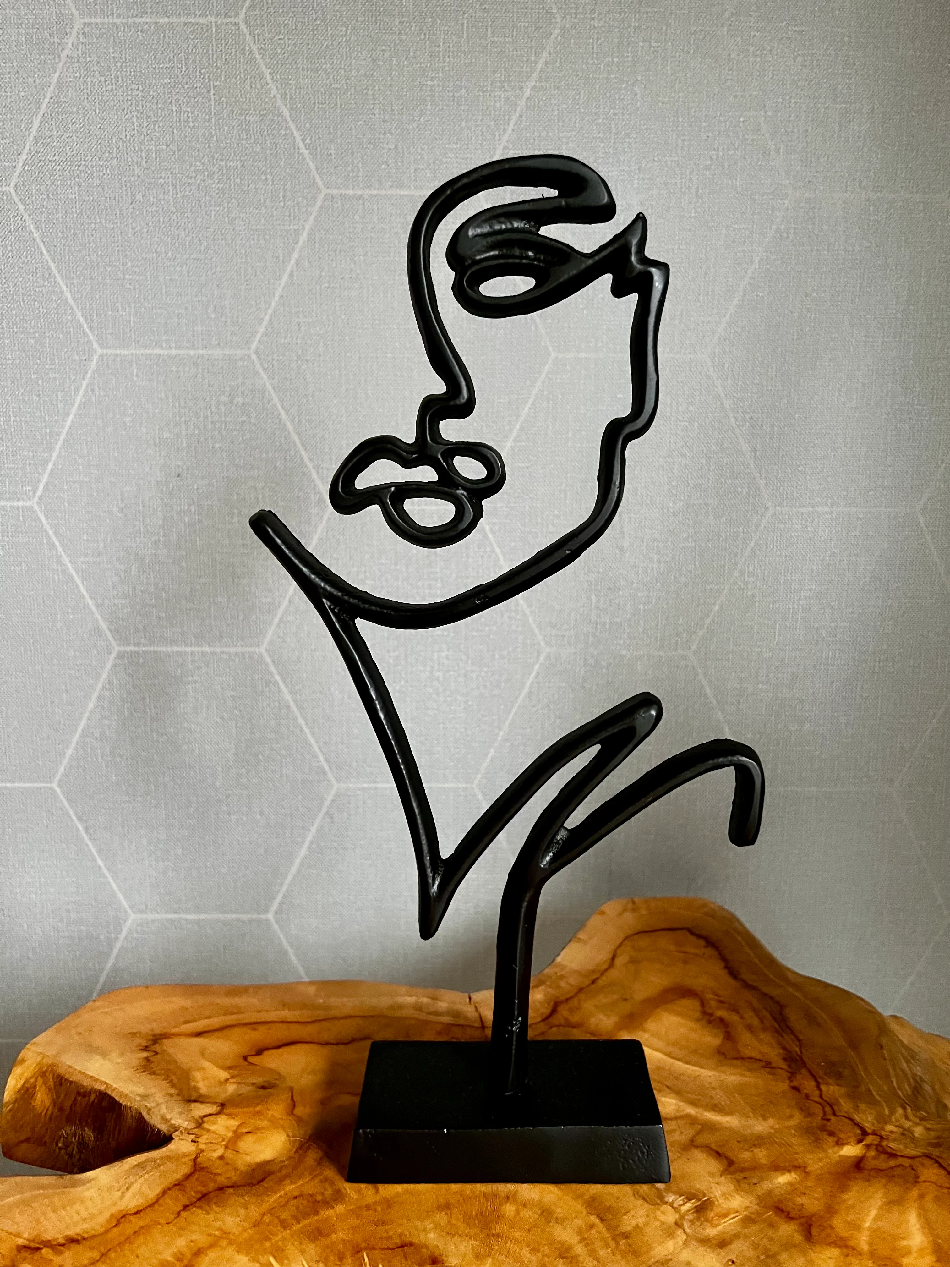 Ornament op standaard FACE – 19x6x33,5 cm – mat zwart
