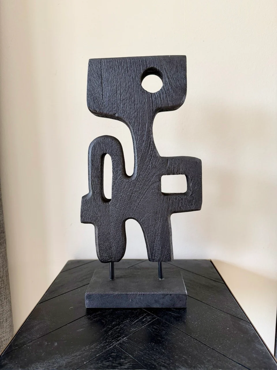 Ornament op voet SALA - 20x9,5x38,5cm - hout mat zwart