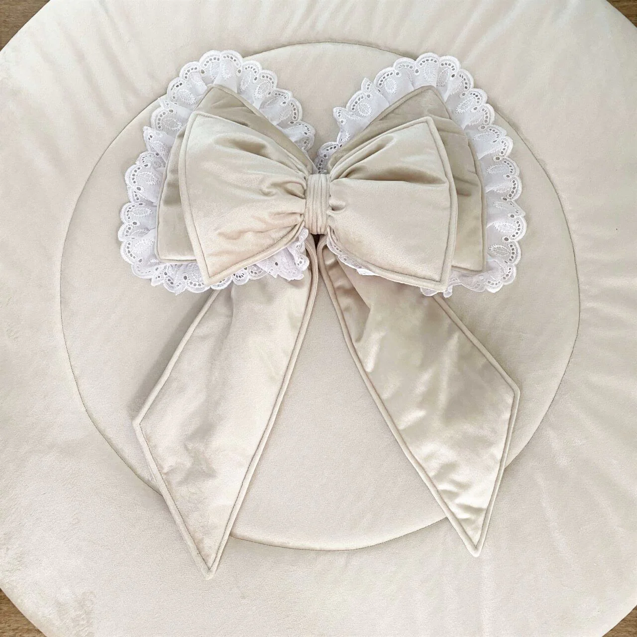 Sierstrik Richelle-Velvet-box-bed-broderie-luxury velvet-boxstrik