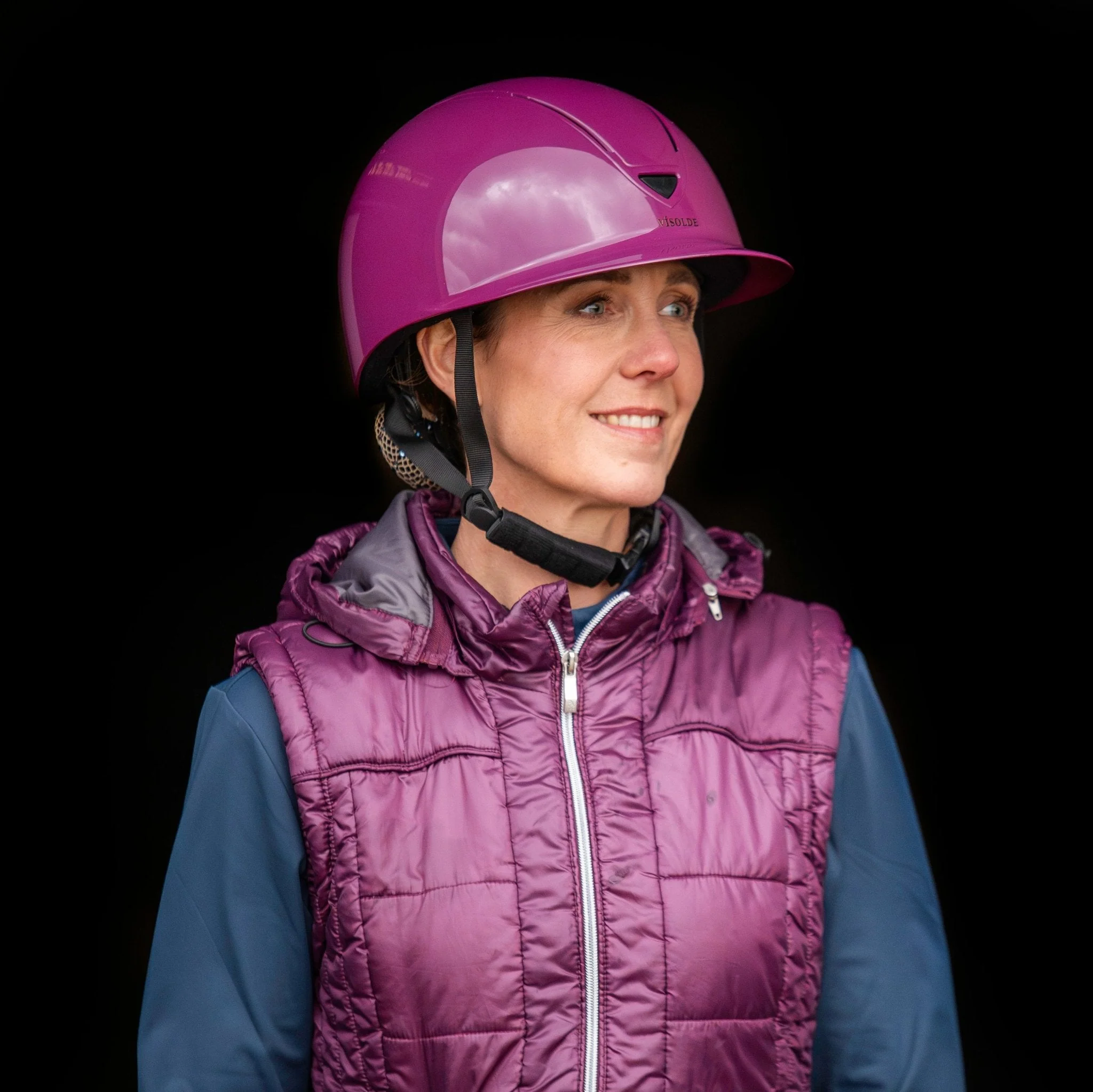 Vísolde – Schaal paardrijhelm Bordeauxrood