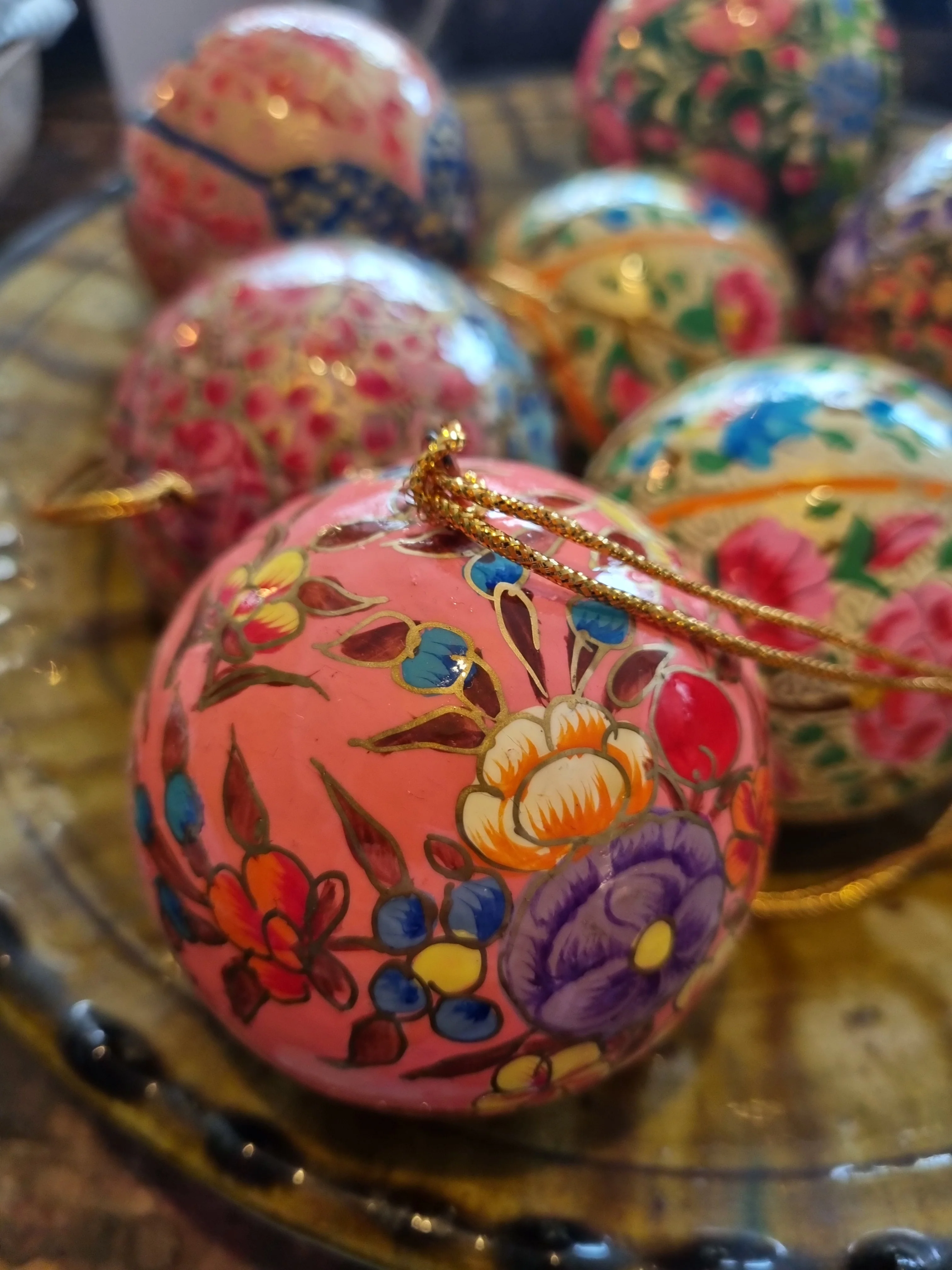 Kerstbal roze met paarse bloem