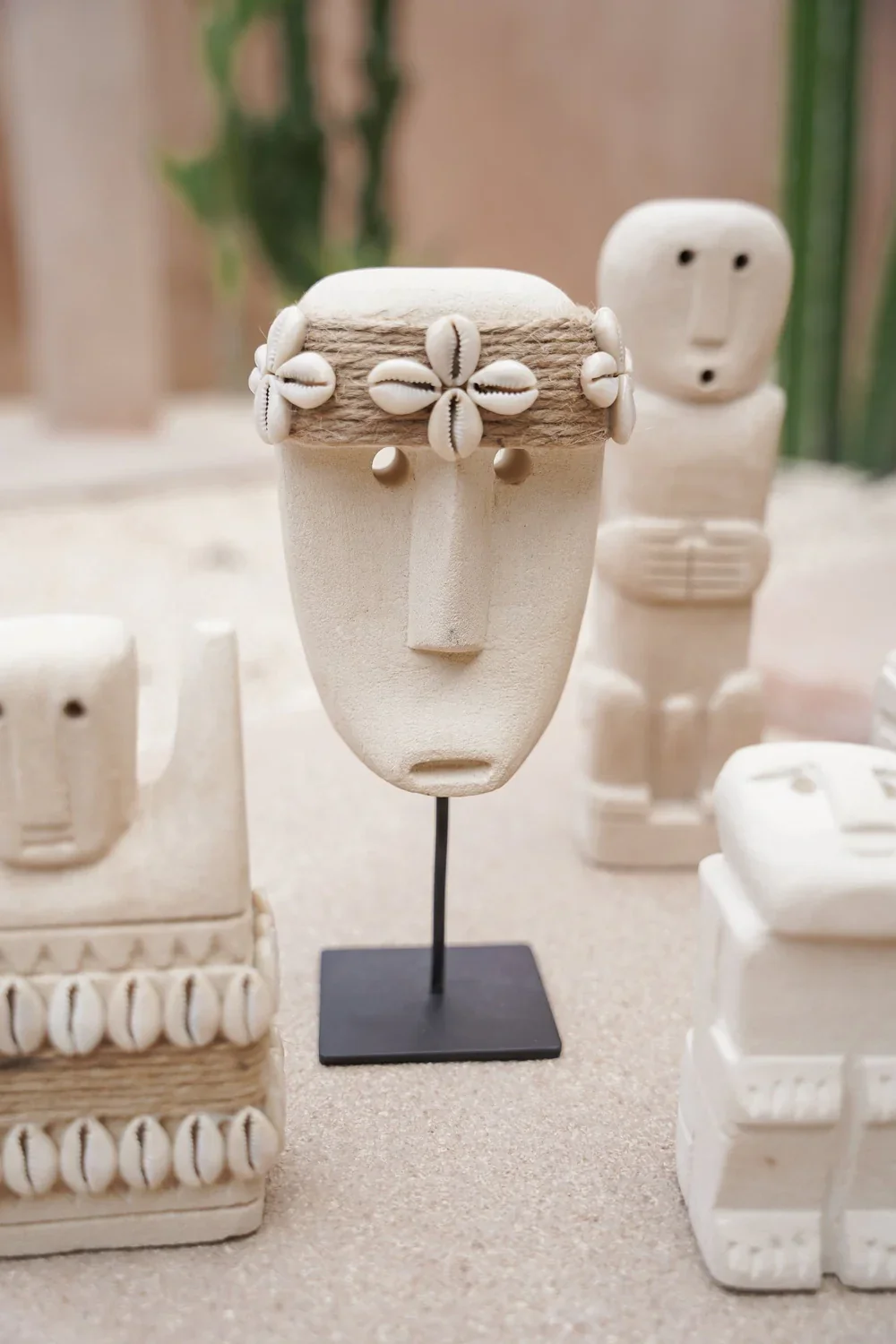 Beeldje van Steen – Stone Men – The White Mask on Stand